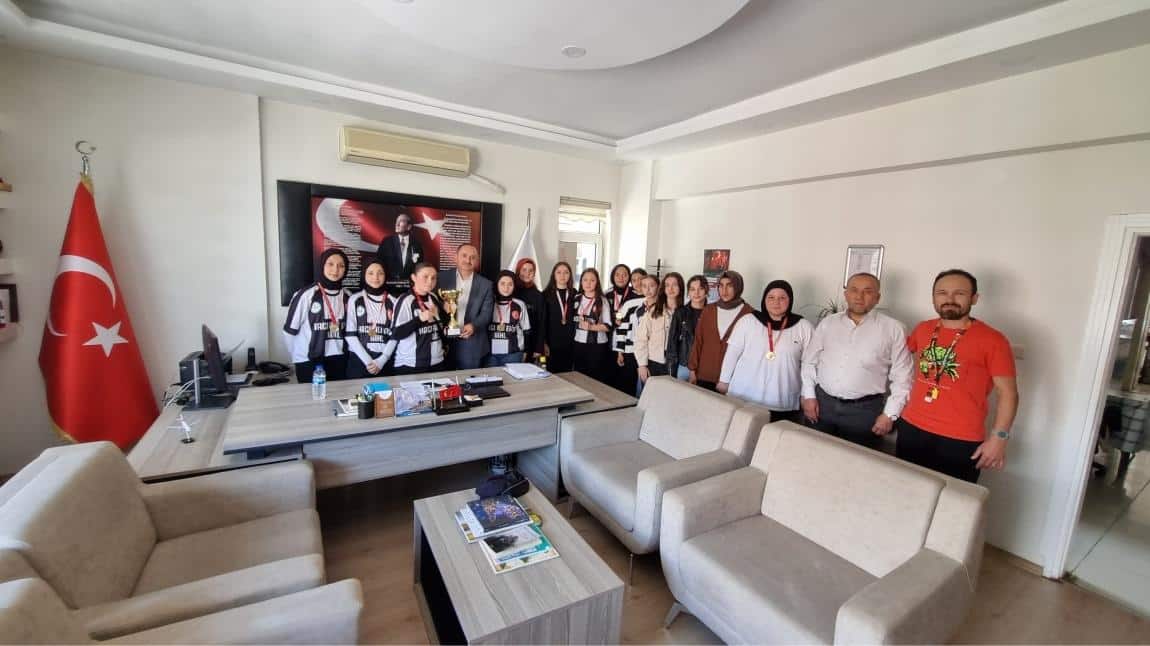 KIZ FUTSAL TAKIMIMIZ İLÇE MİLLİ EĞİTİM MÜDÜRÜMÜZÜ ZİYARET ETTİ