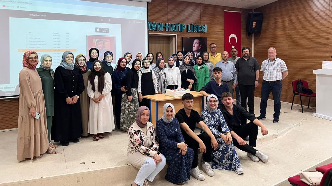 12. SINIF ÖĞRENCİLERİMİZE VEDA PASTASI KESTİK 