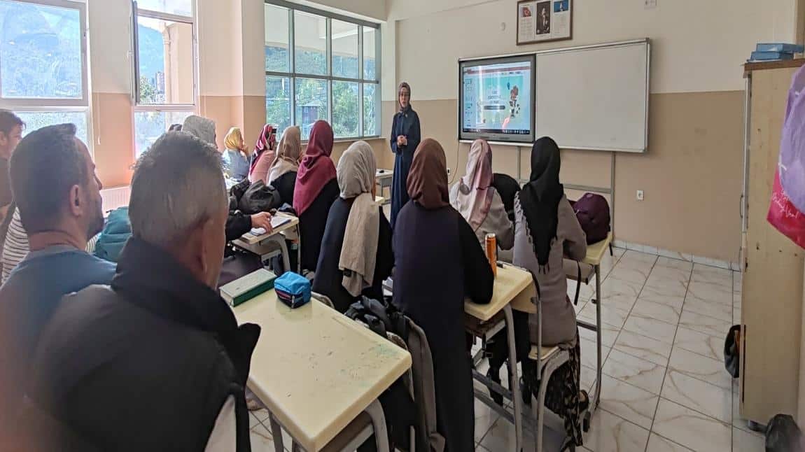 8.SINIF VELİLERİMİZE LGS EBEVEYNİ OLMAK KONULU SEMİNER YAPILDI